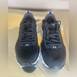 NEW Under Armour sneakers size 6 women